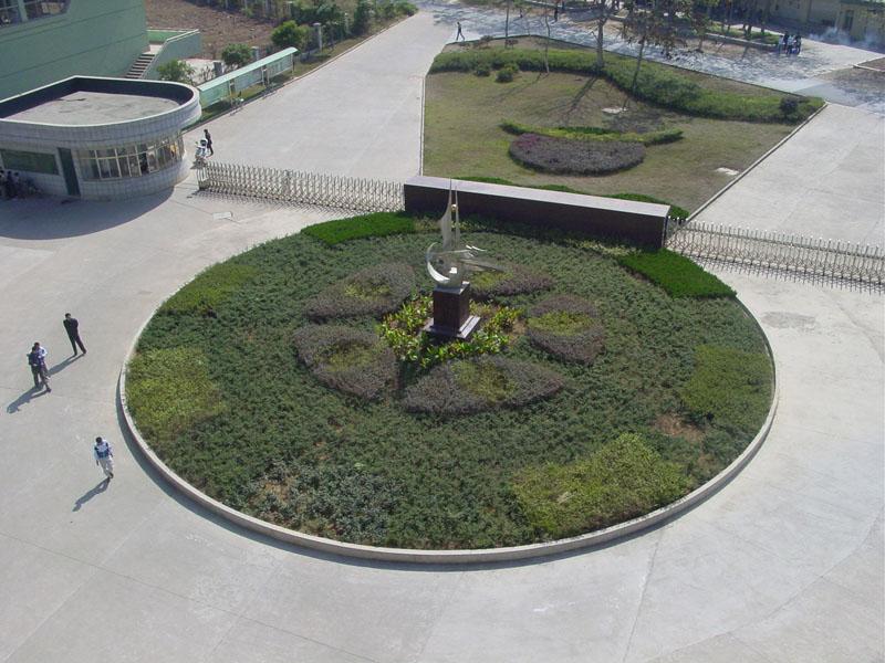  p>青春中学,又名婺城区外国语学校,前身是原金华市七中,建校于2002年