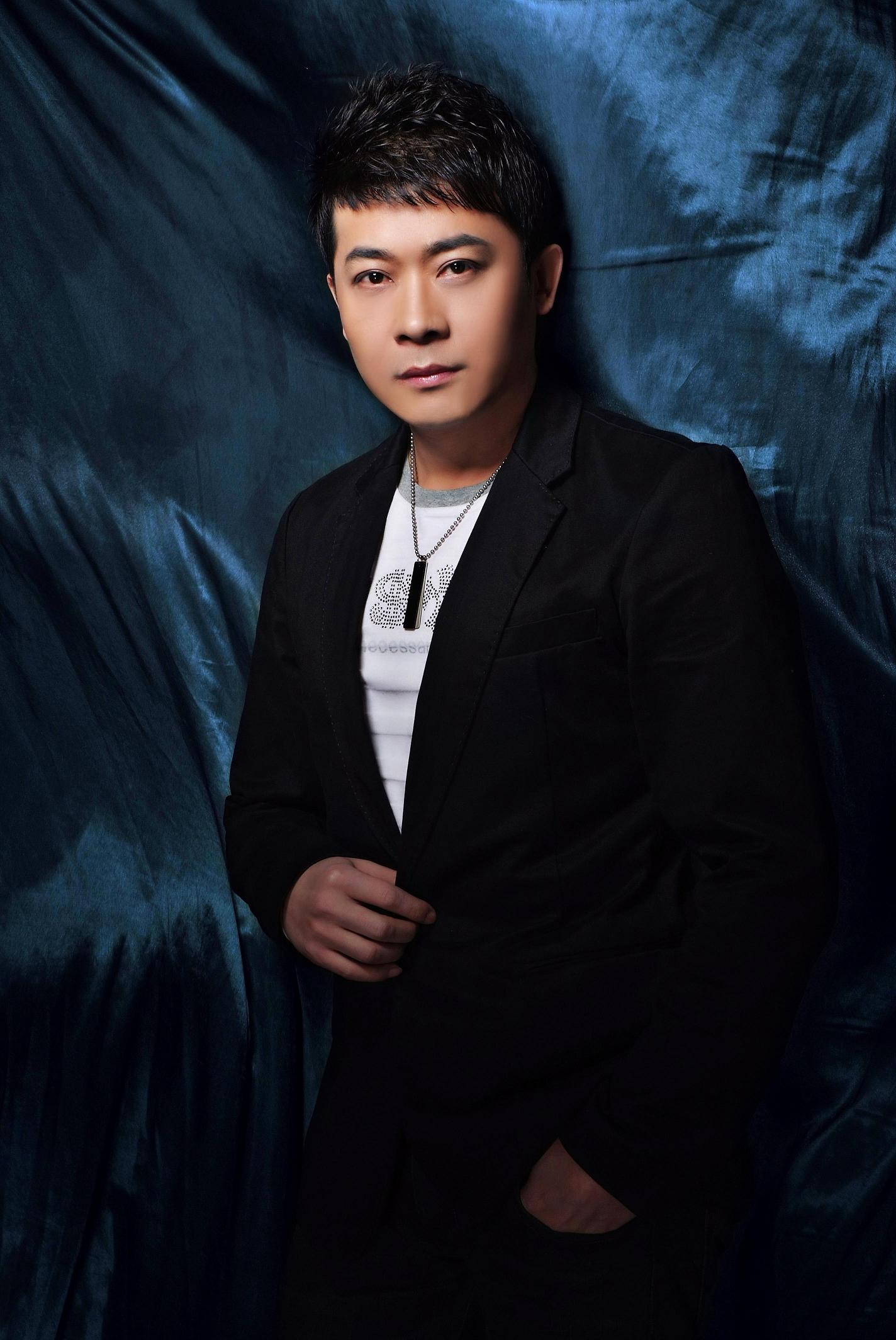 90年代曾与索威,阿龙正罡,陆遥,组建大陆四小龙,后解散.