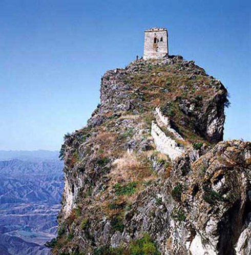 >望京楼是一个历史遗迹,位于河北省滦平县与北京市密云县的金山岭长城