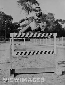 哈里森·迪拉德8岁时开始 a target="_blank" href="/item/跨栏