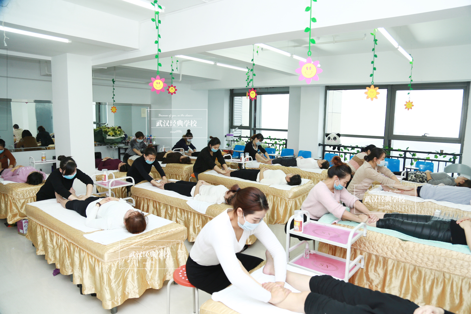  p>武汉经典化妆学校是由国家行政部门管理的专业形象设计 a target="