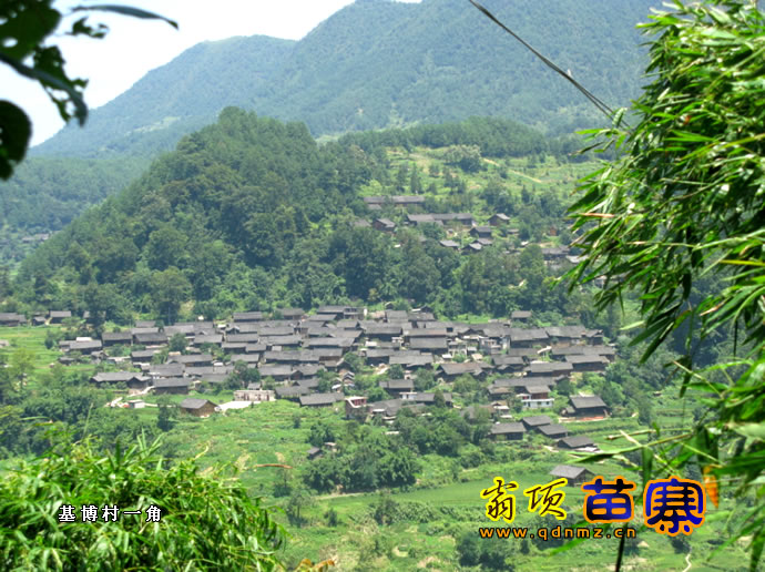  p>翁项苗寨位于凯里市旁海镇,距凯里市有约12公里(旁海镇与凯里市的1