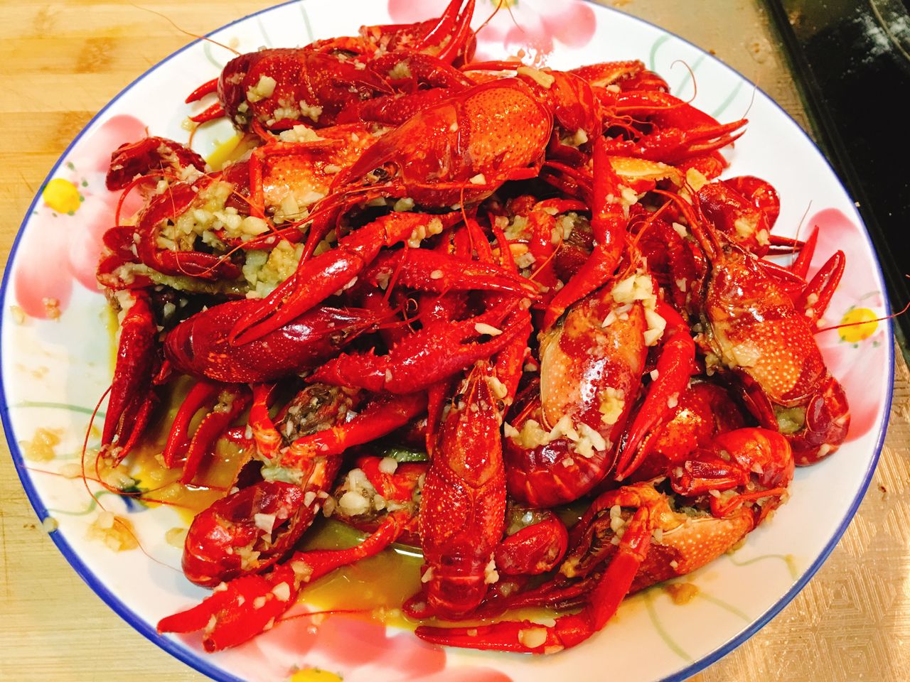  p>蒜香小龙虾是一道美食,主要食材是龙虾1500克,蒜50克,姜10克,葱10