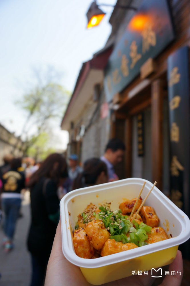  p>南锣鼓巷是一条胡同,位于北京中轴线东侧的交道口地区,北起 a