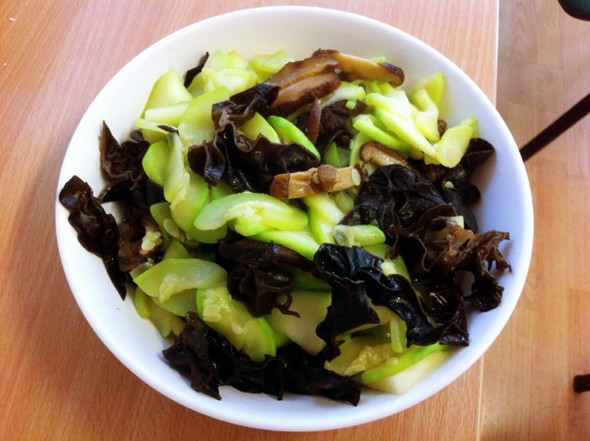  p>西葫芦炒木耳是一款家常菜品,制作原料主要有西葫芦,木耳等. /p>