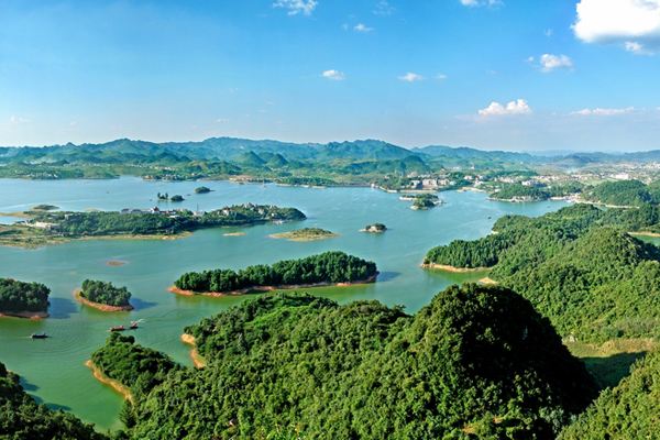  p>红枫湖水库,位于贵州省贵阳市清镇市,设计正常水位高程1240米,控制