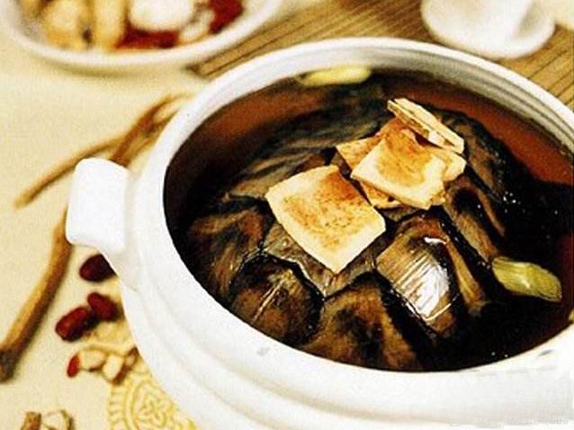  p>土茯苓煲甲鱼是一道补汤,主料是甲鱼500g,猪展( a href="#" data