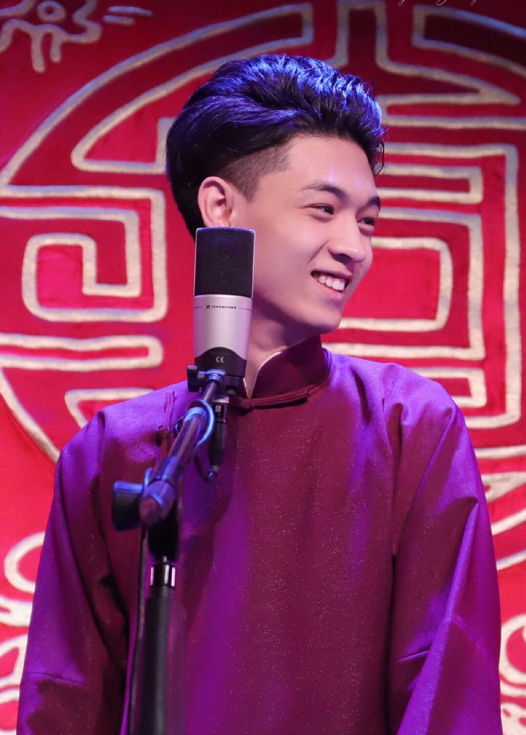  p>秦霄贤,本名秦凯旋,1997年1月5日生于辽宁省沈阳市,中国内地相声