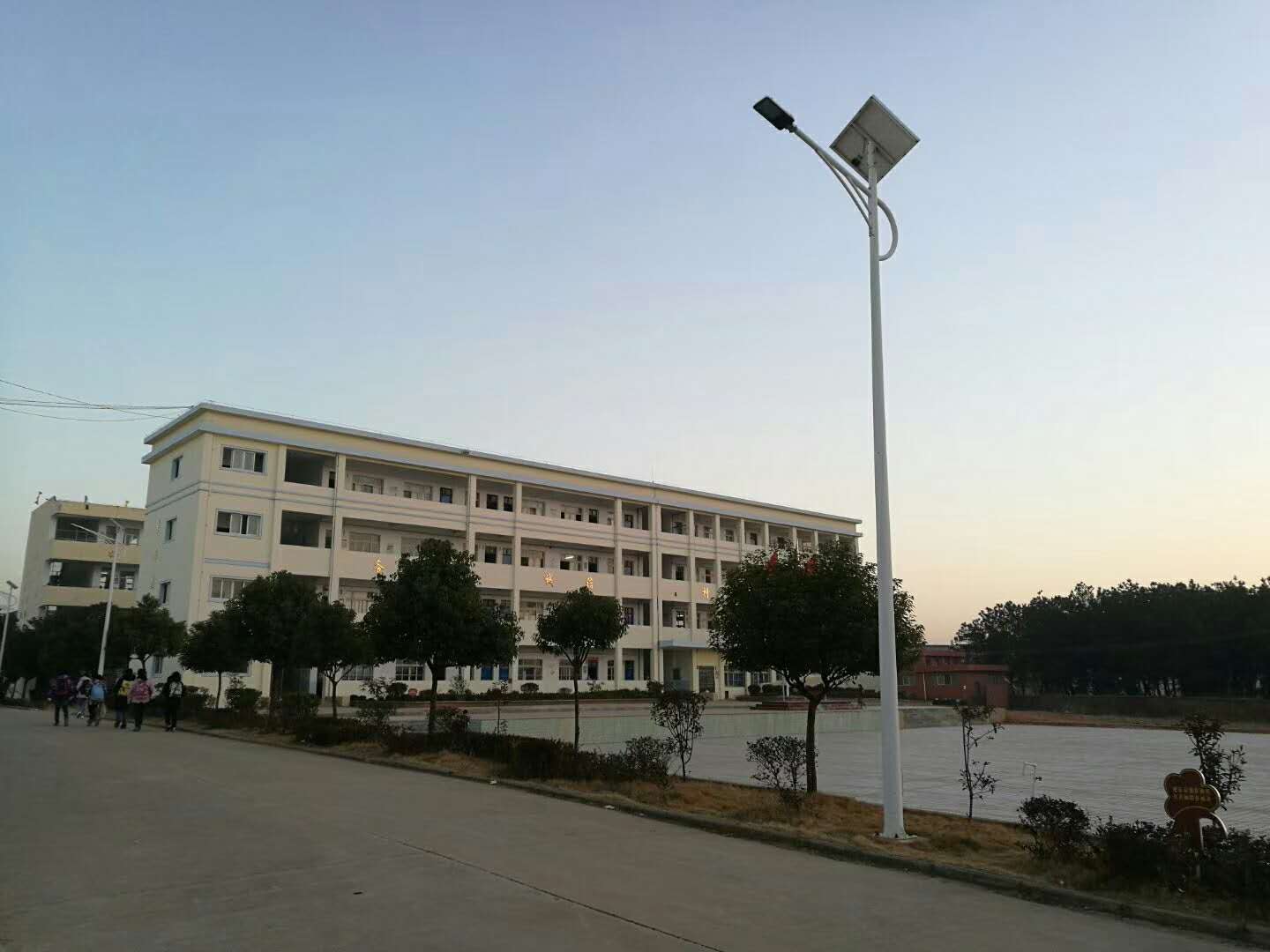  p>宿松县许岭初级中学始建于2002年,由原许岭高级中学初中部和灯塔