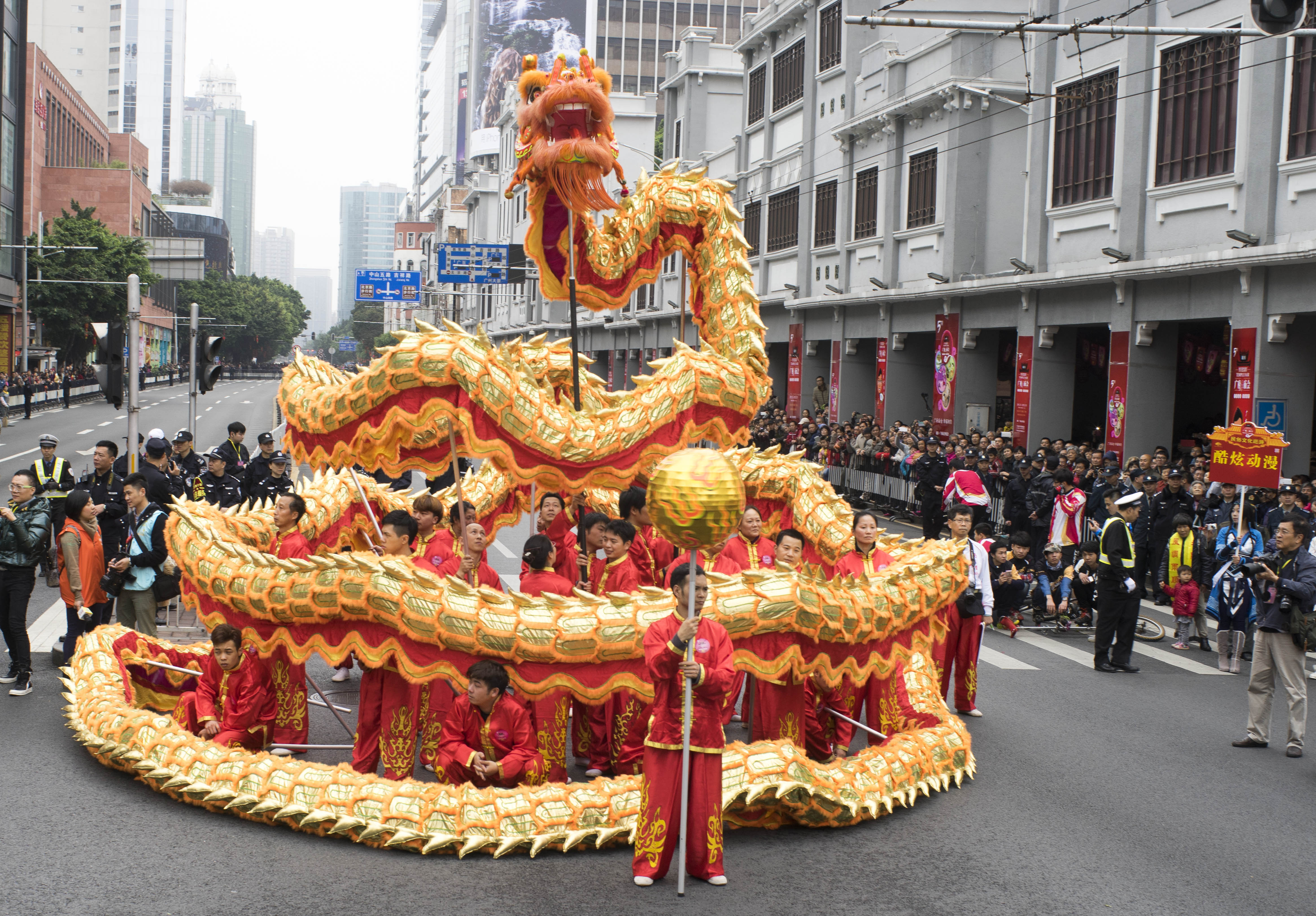  p>广府庙会是广东"一城一特"春节活动之一,是广东