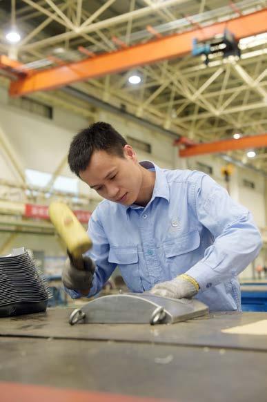 现任航空工业江西洪都航空工业集团有限责任公司钣金加工厂飞机钣金工