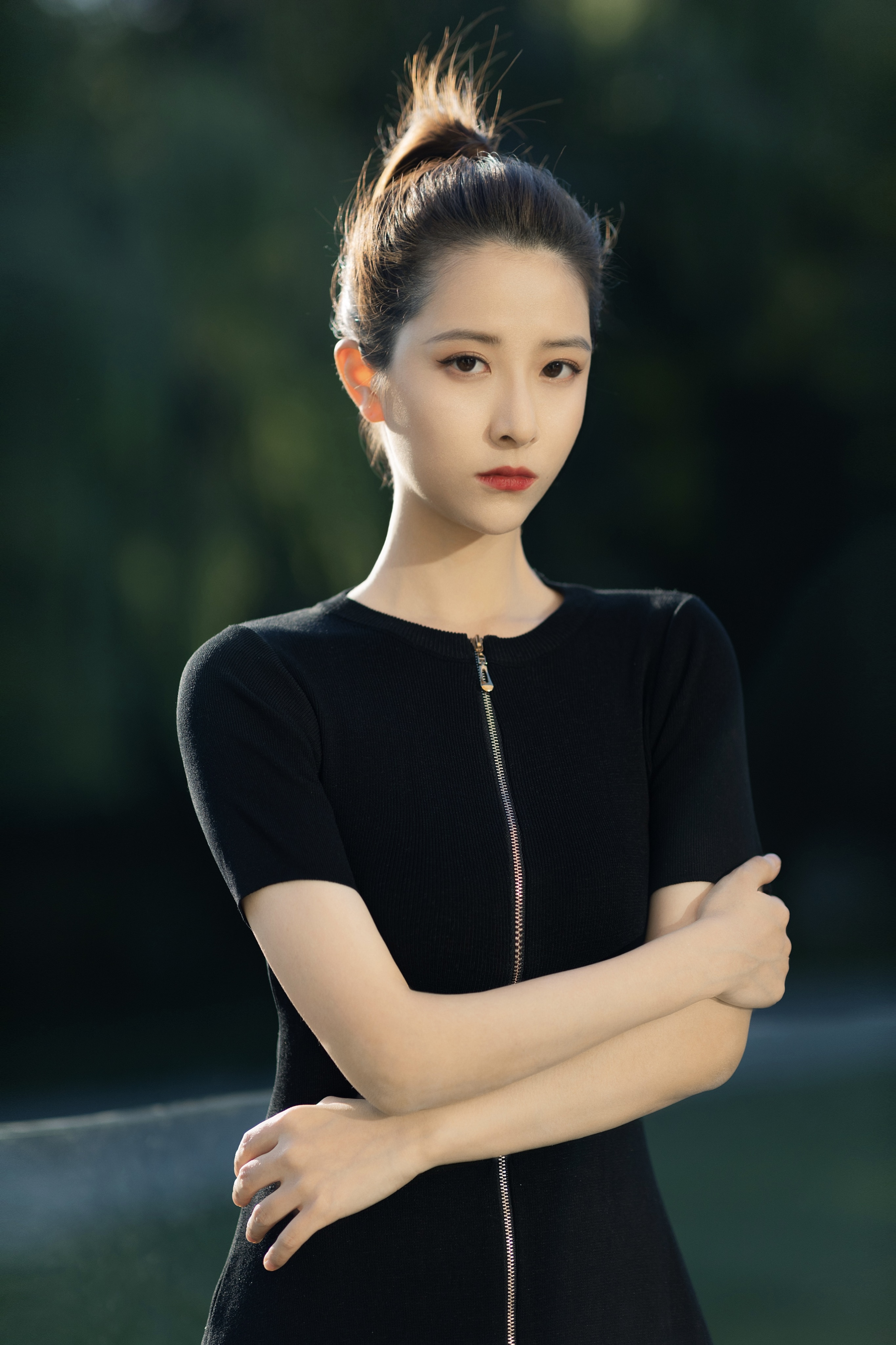  p>张艺,1994年11月22日出生,毕业于北京现代音乐