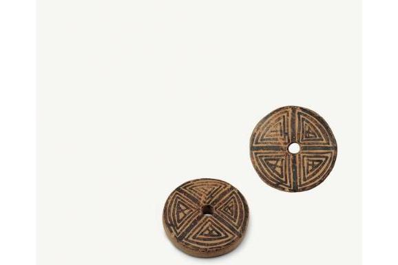  p>马家窑文化回纹彩陶纺轮是马家窑时期文物,于兰