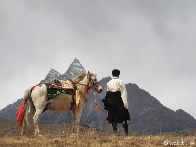  p>丁真珍珠(汉语名:丁真),藏族,中国内地男歌手