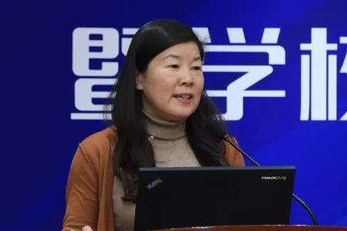  p>杨冬梅是北京市育英学校副校长 /p>