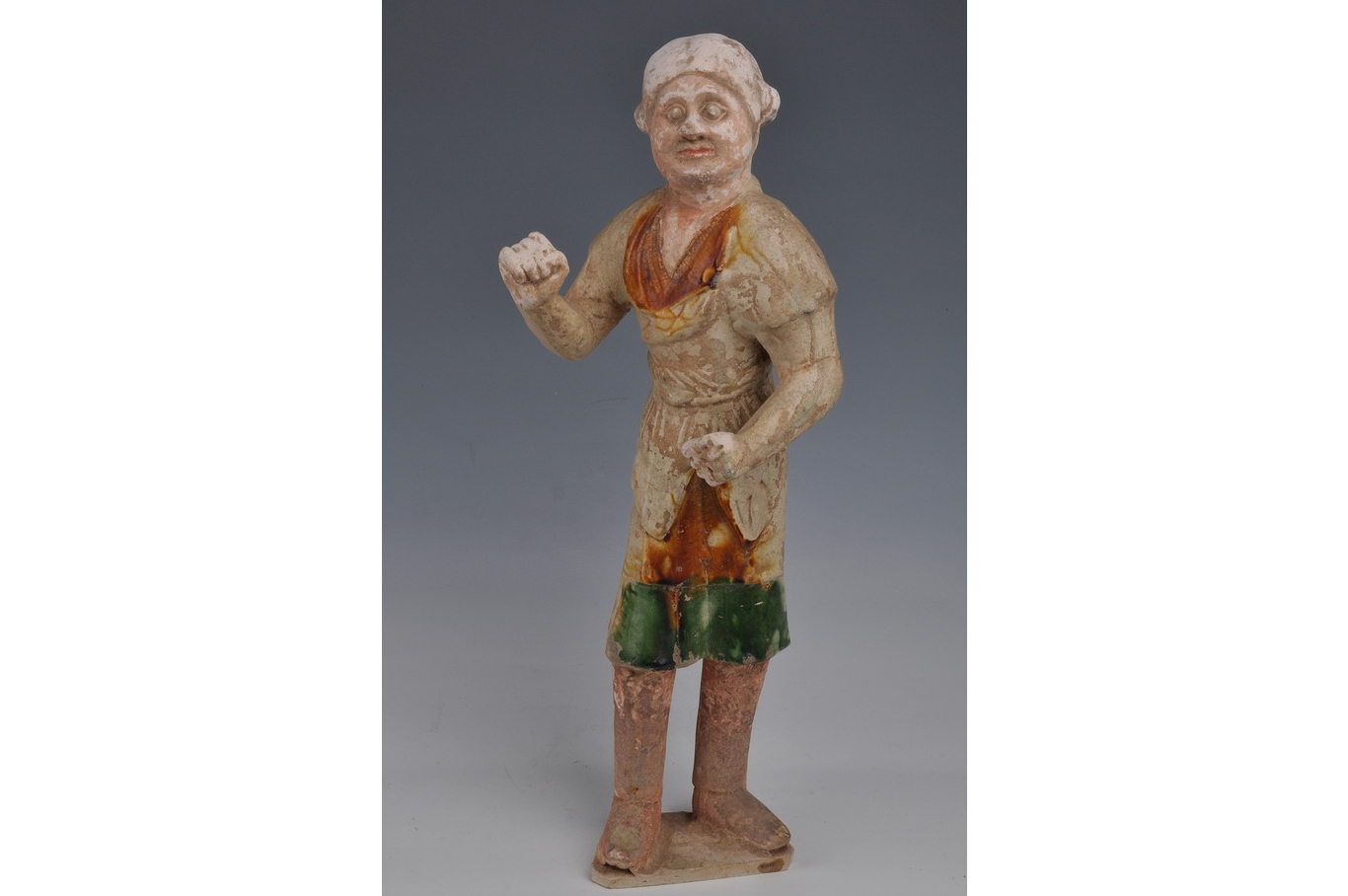 唐三彩胡服男立俑