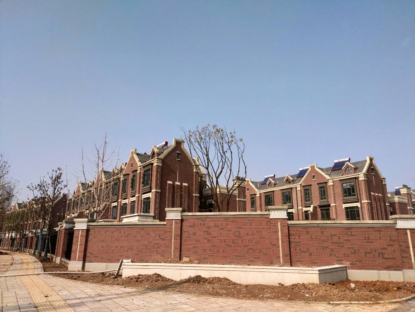 招商公园1872一期茂园位于武汉市汉阳四新,共计房屋1249户,小区