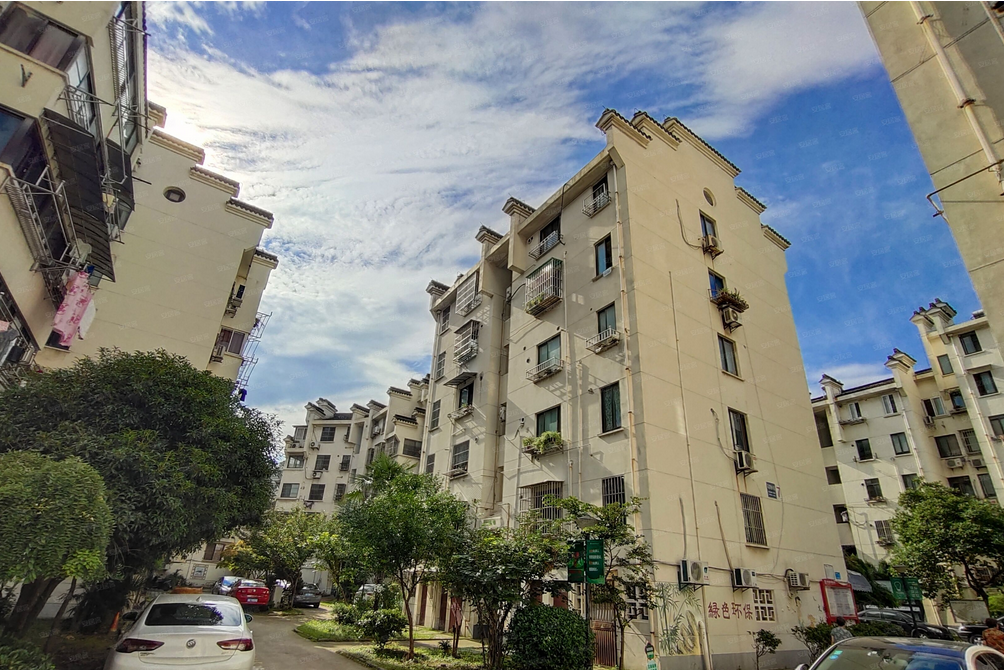 小区距离市中心很近,交通便利,周边设施完善. /p>
