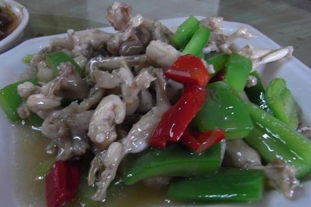  p>青椒炒田鸡是由田鸡为主要食材做成的一道菜品,浙菜系开胃菜.