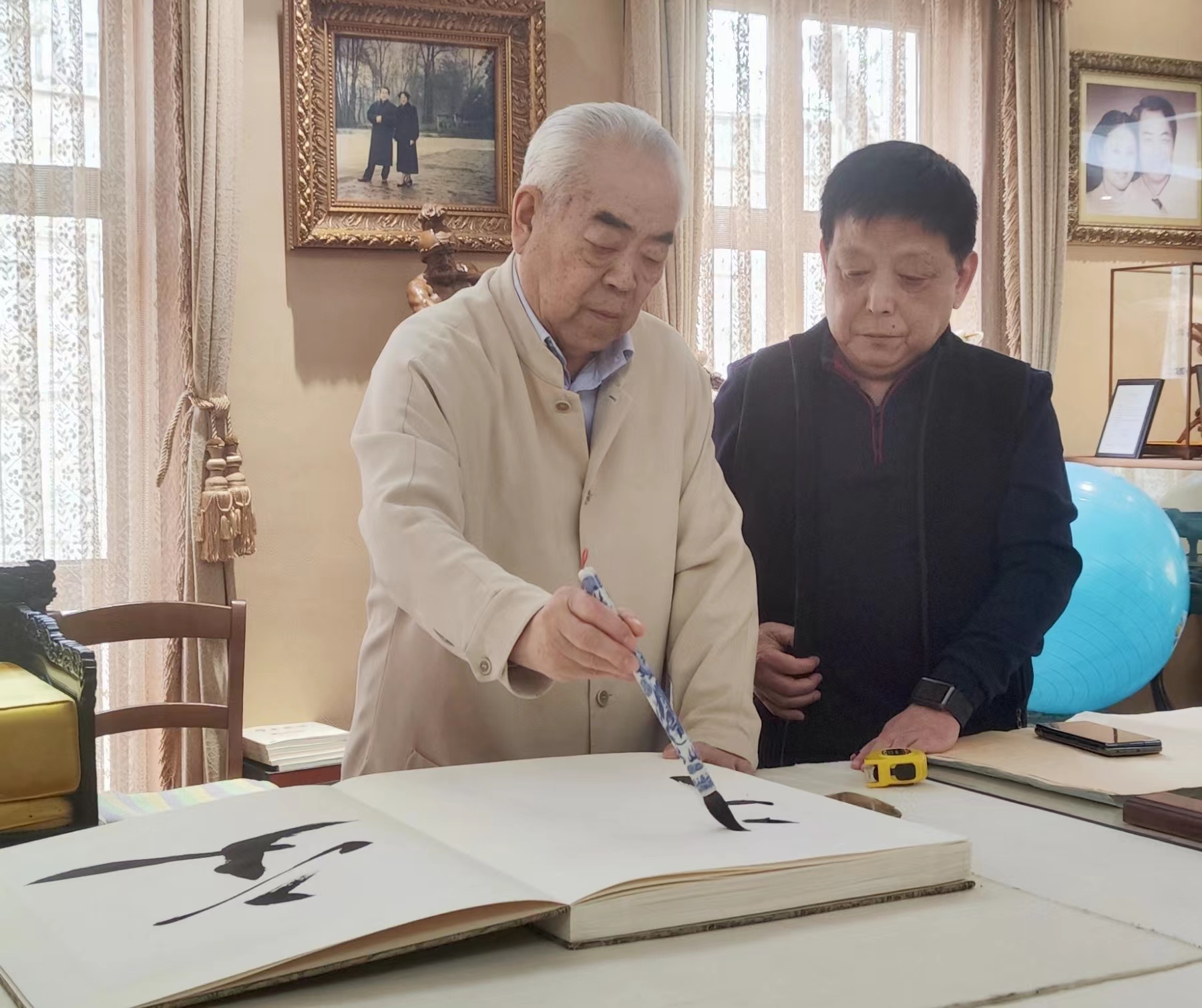  p data-id="tddv3l6q8z7i">肖勇,汉族,1954年生,北京市人,研究生学历