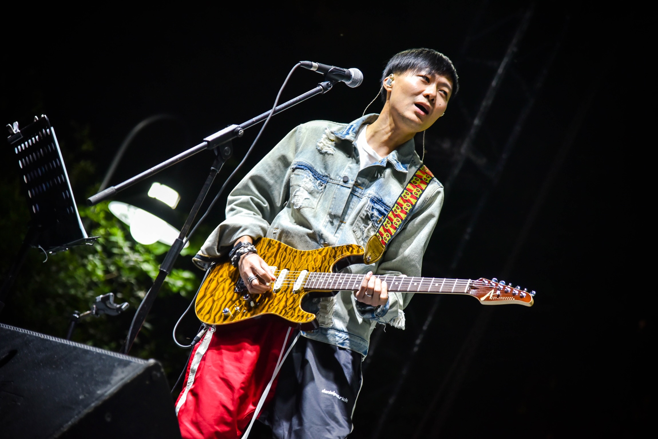 woohoo /a>乐队吉他手,2019年5月25日,参加 a target="_blank" href=