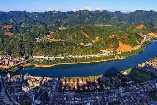 地处天峨县西部,东与 a target="_blank" href="/item/六排镇/20722