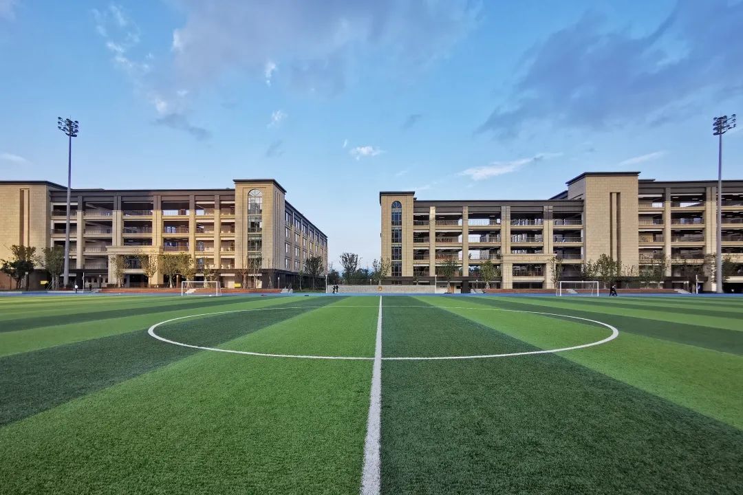  p>重庆巴蜀常春藤学校是重庆市渝北区教育委员会主管的一所民办十二