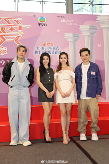 黄嘉雯活动照，右二