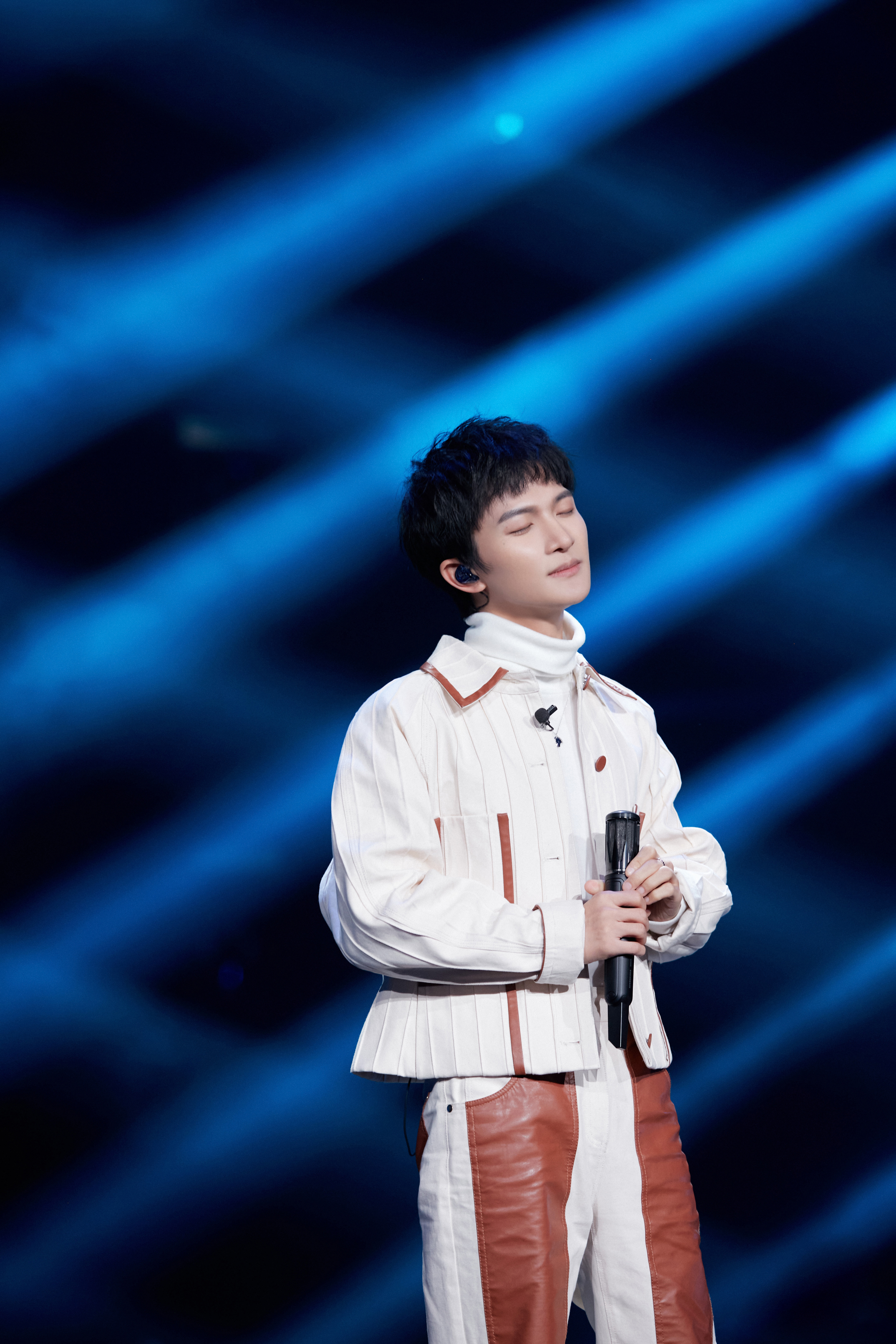  p>周深,1992年9月29日出生于湖南邵阳,长于贵州贵阳,中国内地男歌手