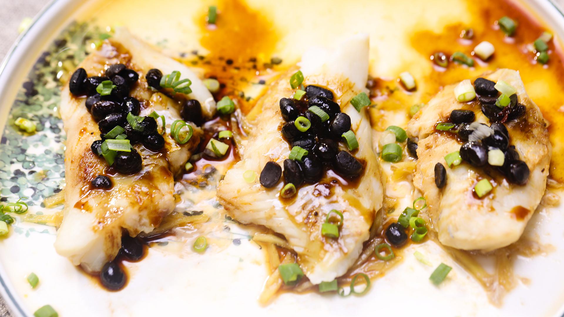  p>豉油豆豉蒸小草鱼是一道以草鱼作为主要食材,以盐,姜,蒜,豆豉,蒸鱼