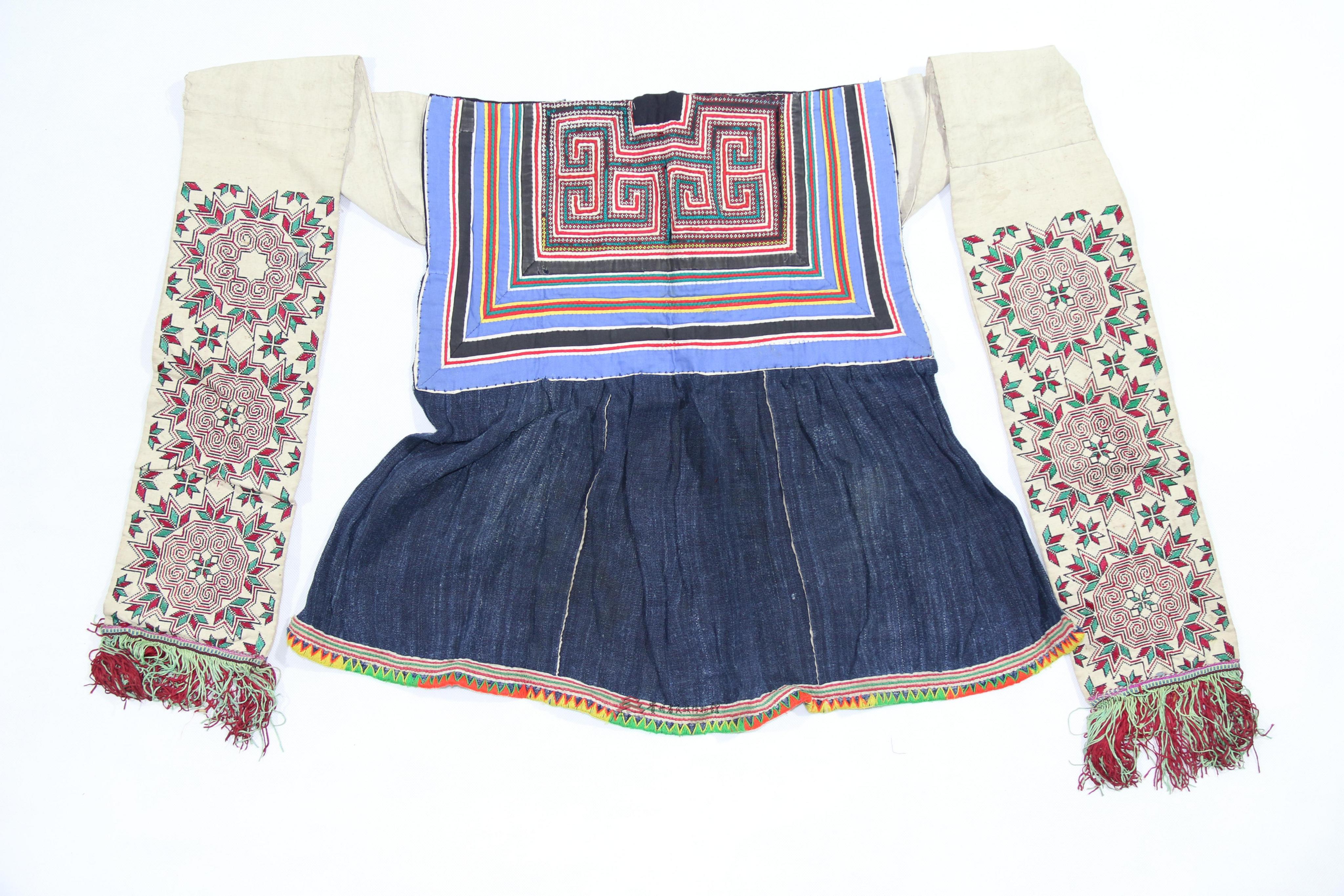 当代毕节苗族靛蓝染挑花纹流苏围腰