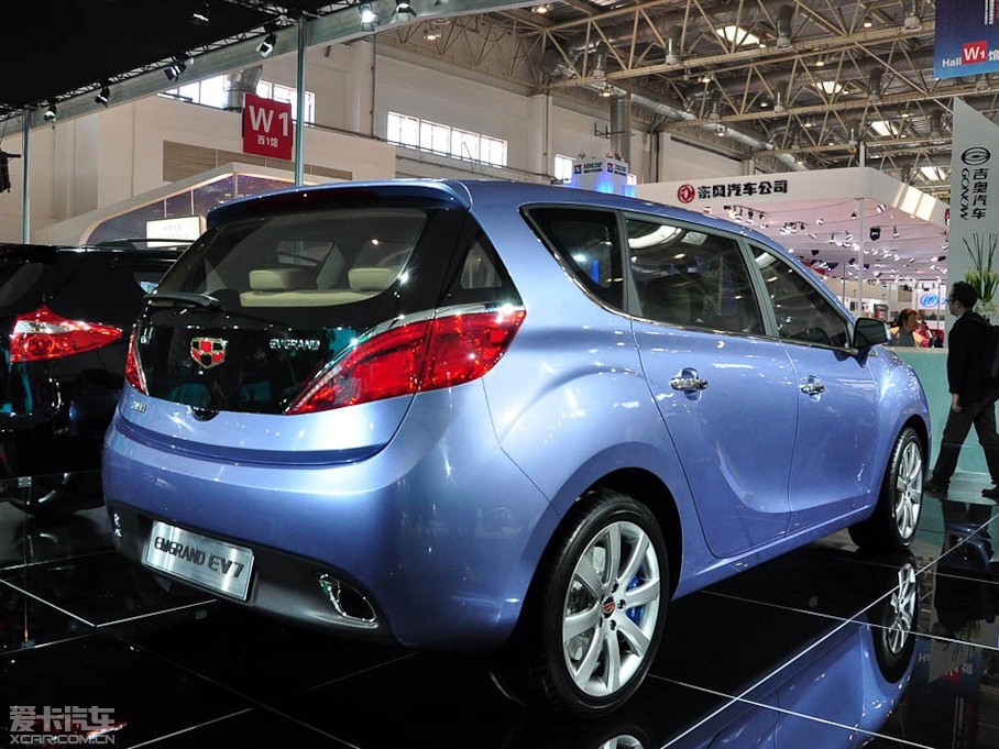  p>帝豪ev7是定位家用的mpv车型,在外观设计上,帝豪ev7令人以耳目一新