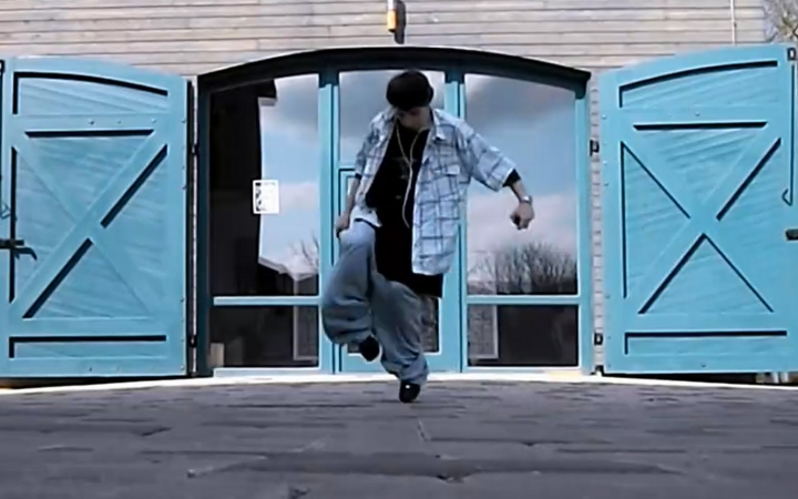  p>c-walk在90年代初出现在洛衫矶贫穷的郊区,当地crips帮派的肢体