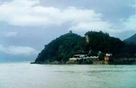 5公里处的长江南岸,与"长江绝岛"小孤山(小姑山)隔江相望. /p>