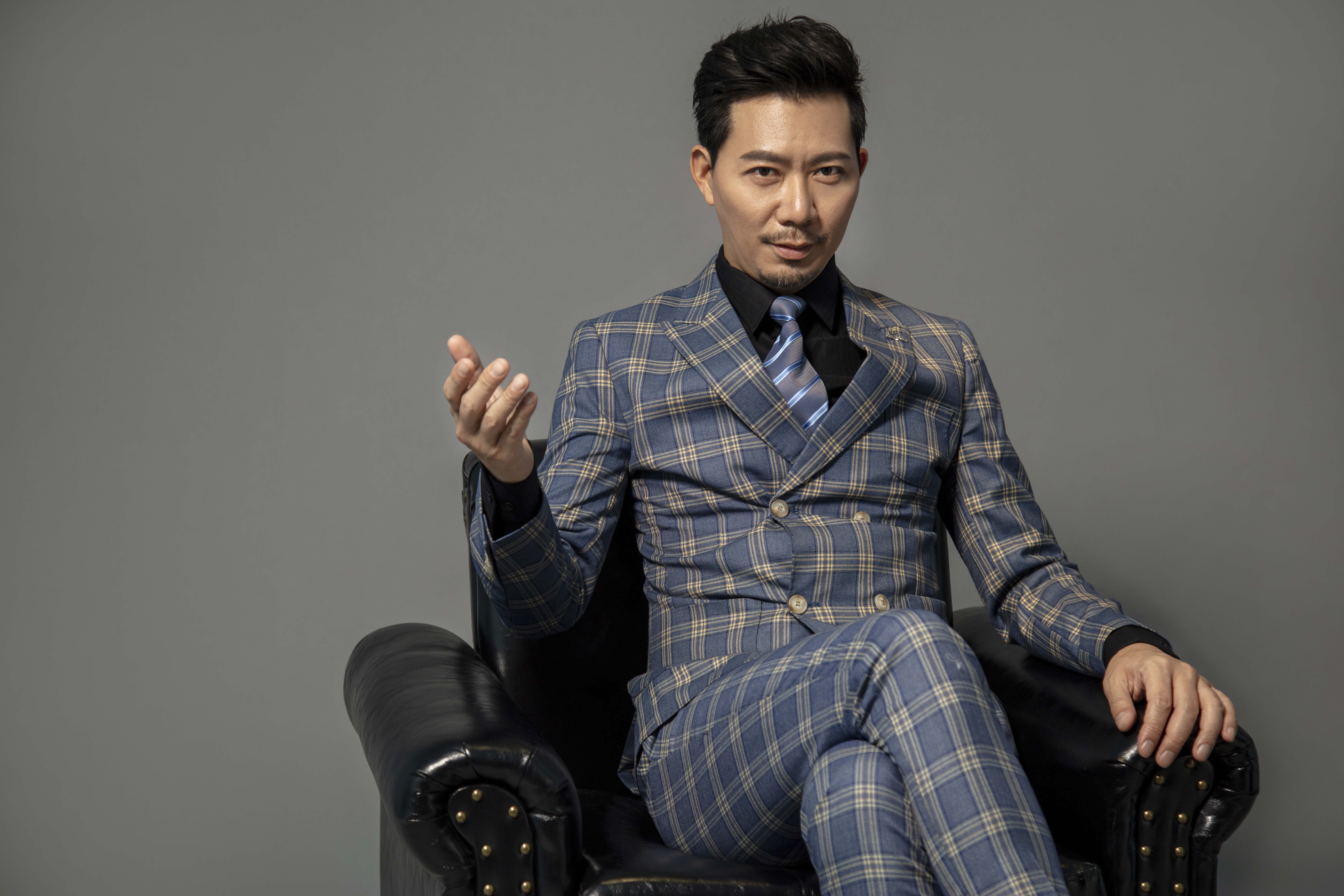 >夏天,出生于四川省成都市,毕业于中央戏剧学院表演系,中国内地男演员