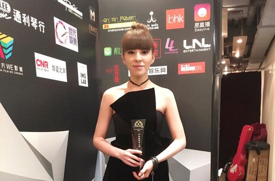  p>李邹珺(贝贝),1987年7月31日出生于湖北省武汉市,中国内地女歌手.