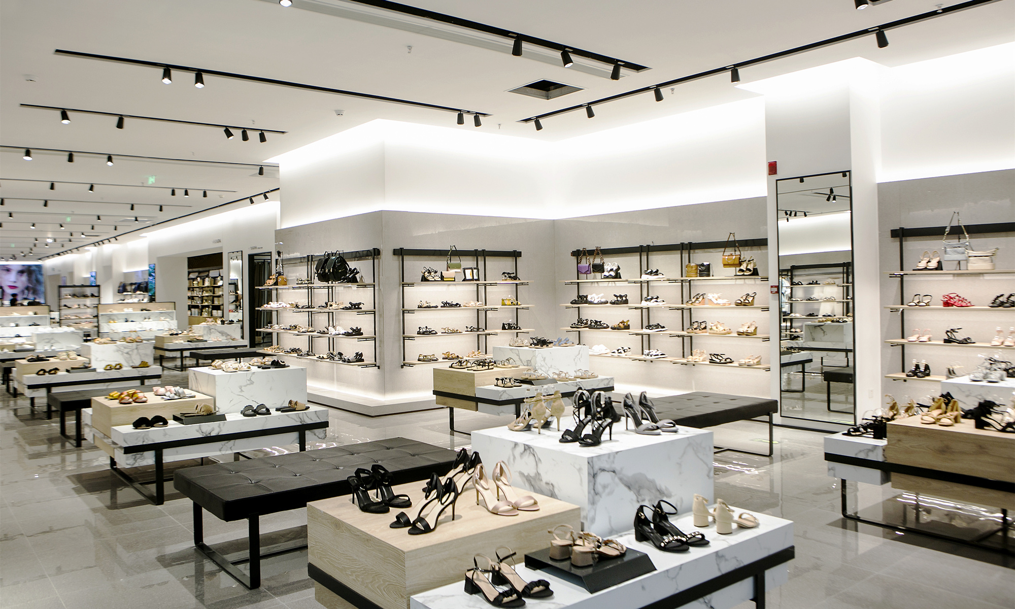 流行时尚的资深人士2002年创立于深圳,他们均有着多年从事国际鞋业 a