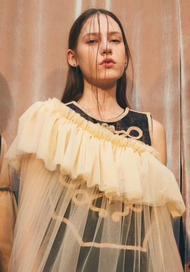  p>李薇,女,著名的独立服装设计师,东方卫视,全明星跨界创意时尚真人