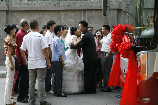  p data-id="gnbi8aebqd">《欢喜亲家》是由陈卫东编剧, a target="