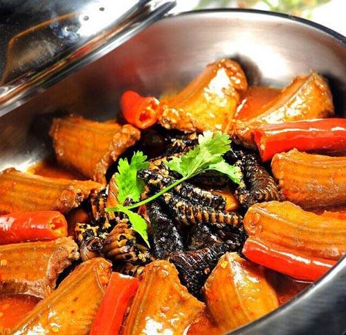  p>姜辣口味蛇是以新鲜蛇肉为主料,生姜片,干红辣椒为辅料的菜品. /p>