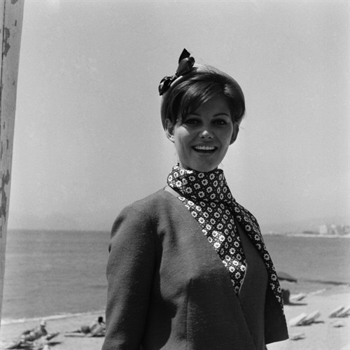  p>克劳迪娅·卡汀娜(claudia cardinale),昵称"cc",1938年4月15日