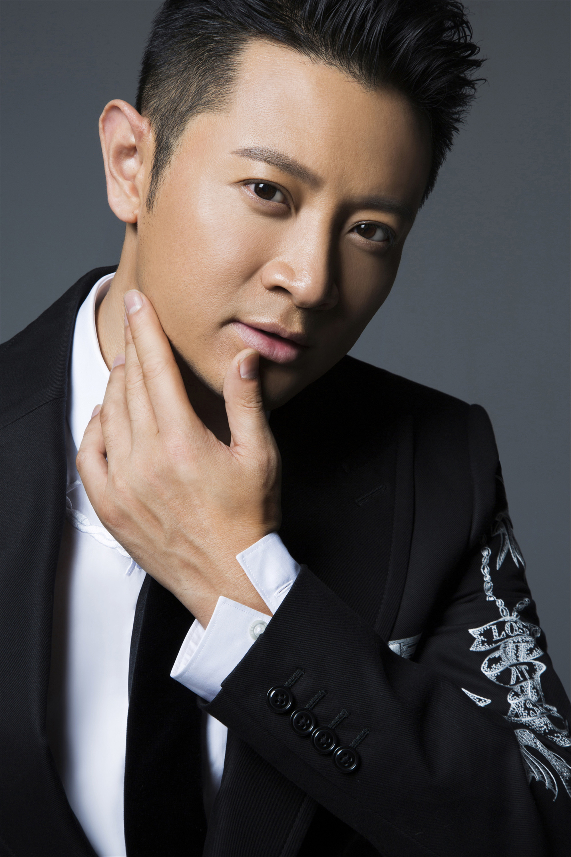  p>罗中旭,1969年3月1日出生于 a target="_blank" href="/item/上海