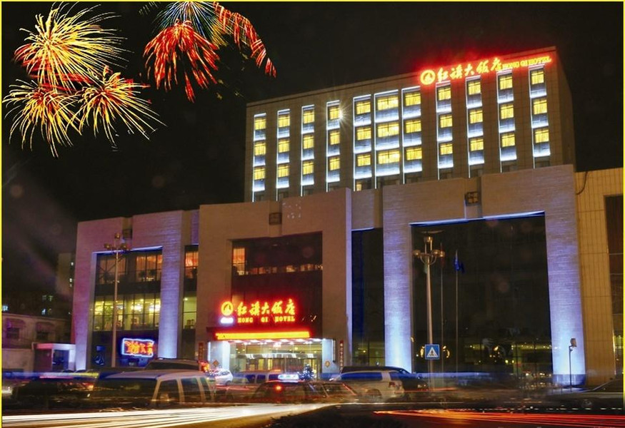  p>大同红旗大饭店总店位于火车站北100米处,建筑面积8000平方米,交通