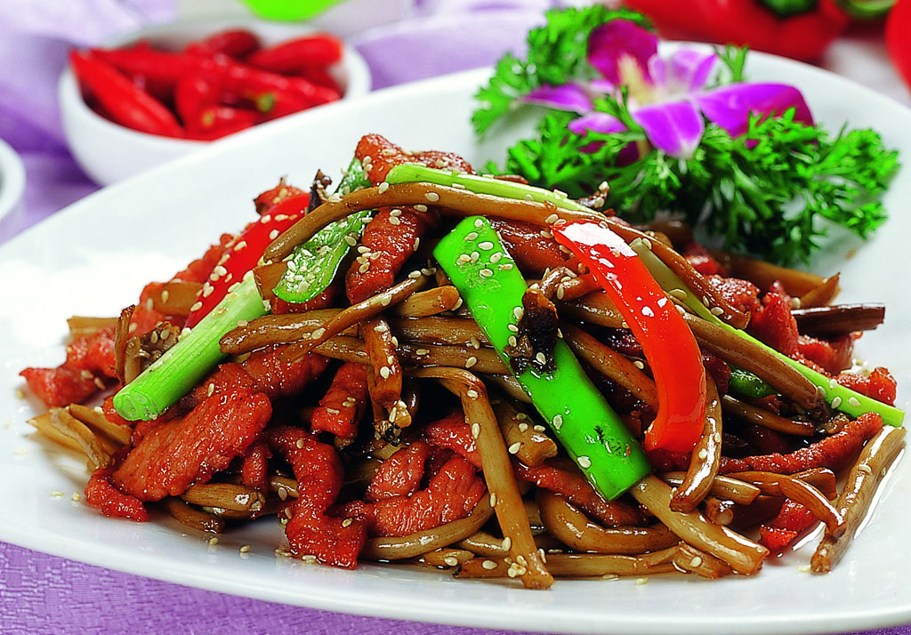 p>茶树菇炒牛肉,英文名tea mushroom fried beef,主料为牛肉,辅料为