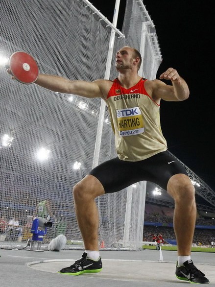  p>铁饼是在投掷圈内通过旋转,用单手将铁饼掷出,比投掷距离的比赛