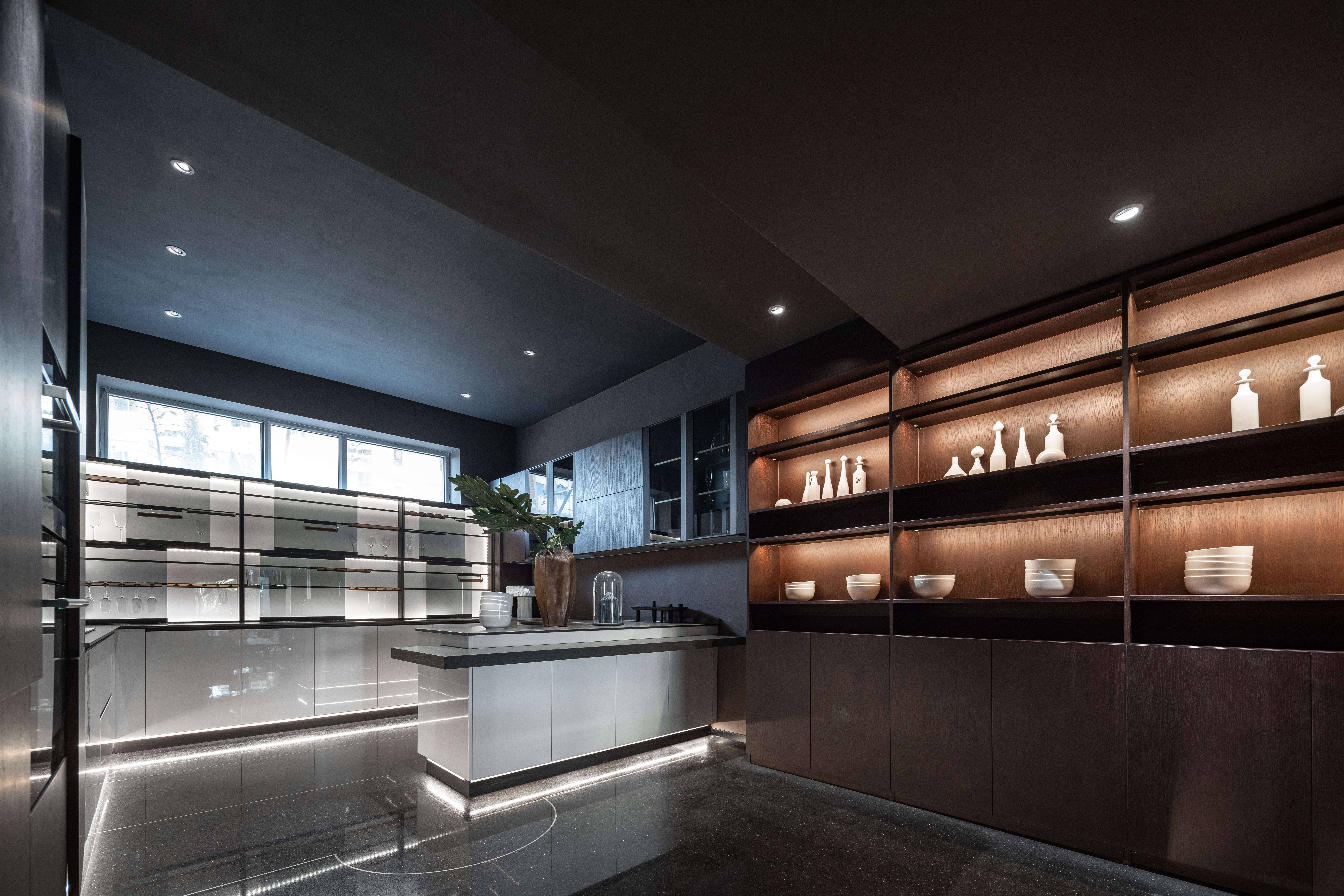 男,中国建筑文化研究会陈设艺术专业委员会特聘讲师,博洛尼设计总监