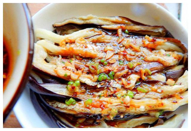  p>泡椒菊花茄是一道美食,主要食材有长茄子,调料有葱,姜,蒜等,该美食