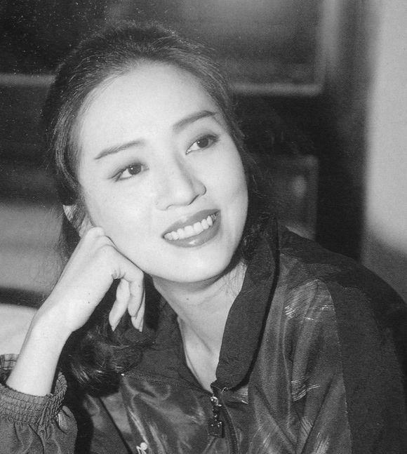  p>《愿你被这世界温柔以待》是"梅艳芳ai"(非本尊)演唱歌曲,由酷狗