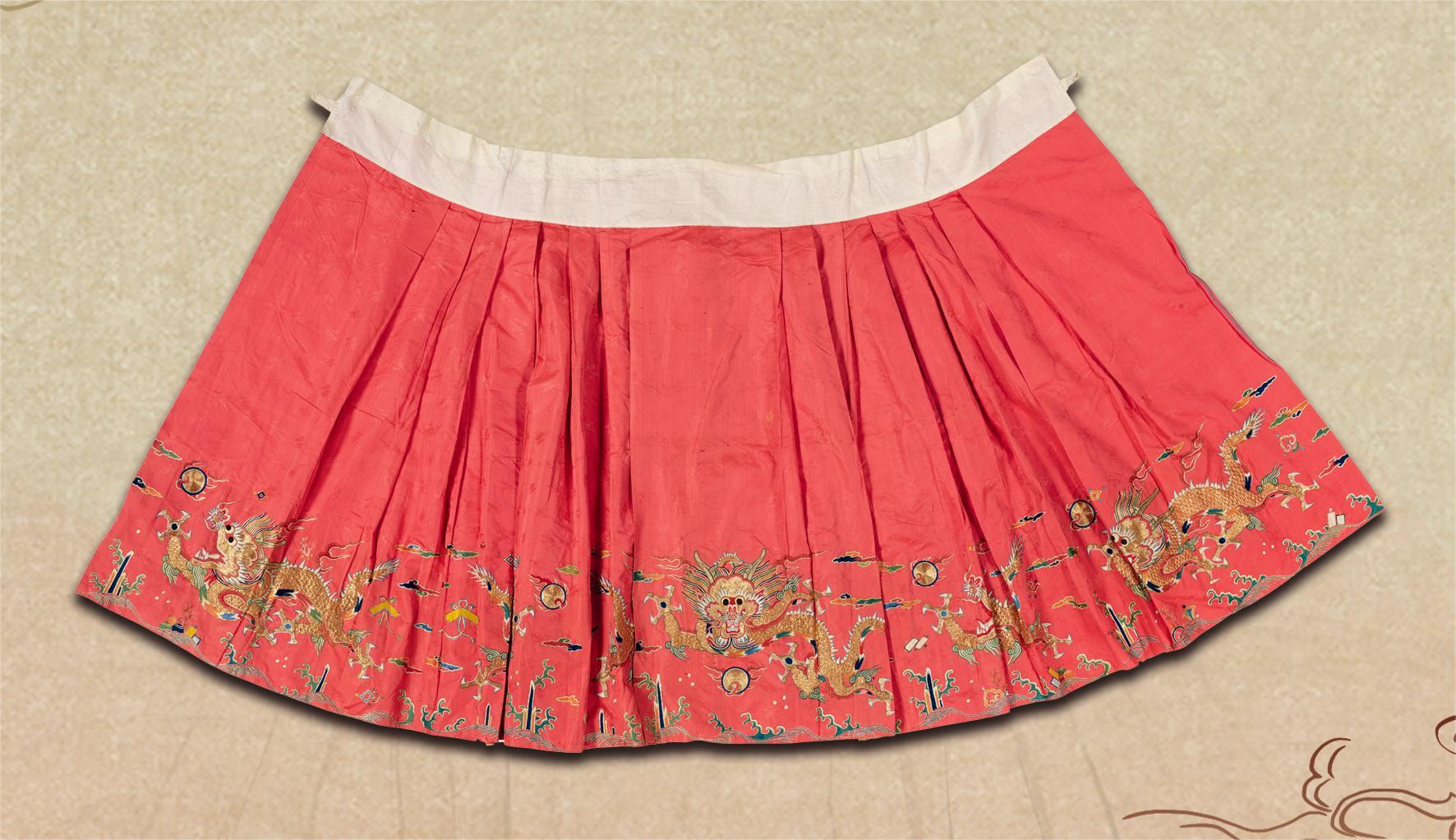 红色暗花缎绣云蟒裙