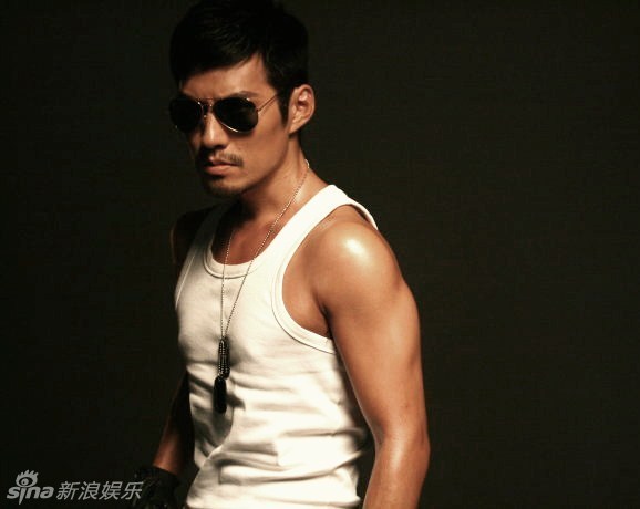  p>严宽(2014年正式改名 a>严屹宽 /a>),1979年1月24日出生于 a>上海 